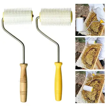Инструмент за събиране на сот Ефективен инструмент за извличане на пчелен мед от кошер е Траен игла валяк за пчеларството, с лесни за миене на дървен дизайн